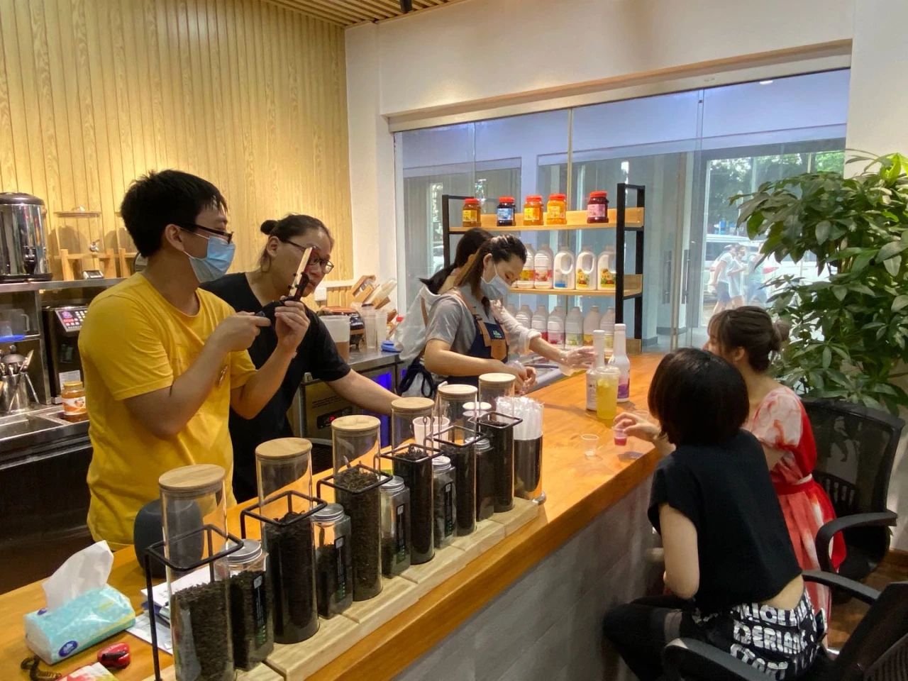 廣州直播節“在穗臺商分會場”，兩岸網紅主播齊聚松洲街金達咖啡飲品城打卡