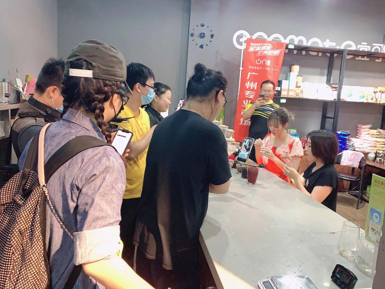 廣州直播節“在穗臺商分會場”，兩岸網紅主播齊聚松洲街金達咖啡飲品城打卡