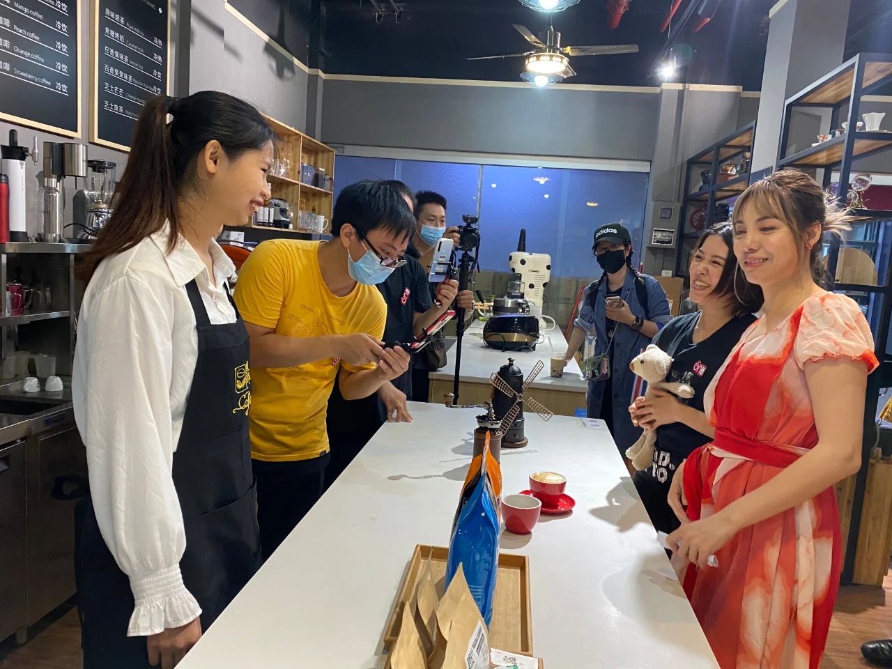 廣州直播節“在穗臺商分會場”，兩岸網紅主播齊聚松洲街金達咖啡飲品城打卡