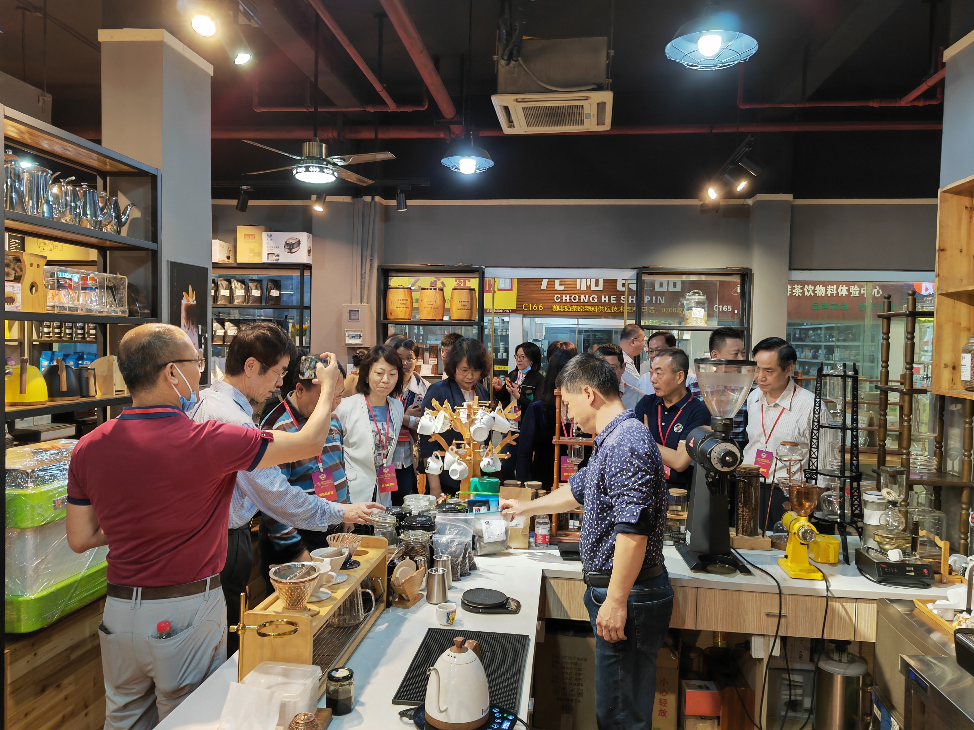 廣州荔灣政協(xié)陳錚衡副主席一行蒞臨金達(dá)調(diào)研咖啡產(chǎn)業(yè)人才服務(wù)驛站的建設(shè) 廣州荔灣政協(xié)陳錚衡副主席一行蒞臨金達(dá)調(diào)研咖啡產(chǎn)業(yè)人才服務(wù)驛站的建設(shè)